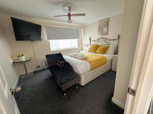 4 Bed House - Sleeps 8 - Pets - Parking - Wifi