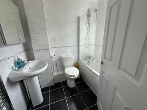 4 Bed House - Sleeps 8 - Pets - Parking - Wifi