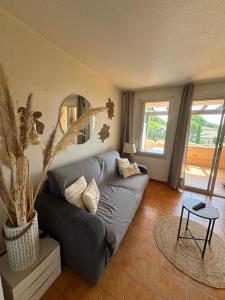 Studio vue mer panoramique, accès plage, piscine