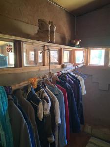 cabaña entre rio y montaña