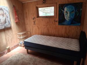 cabaña entre rio y montaña