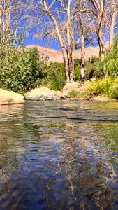 cabaña entre rio y montaña