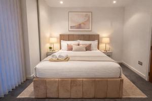 High-End Modern Two-Bedroom Apartment central