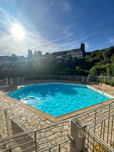 Studio vue mer panoramique, accès plage, piscine
