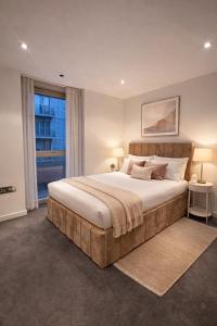 High-End Modern Two-Bedroom Apartment central