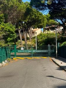 Studio vue mer panoramique, accès plage, piscine