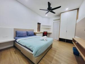 Spacious Home in the Heart of Melaka for Families 10 pax, Chill & Relax at Extra Wide Balcony, COMFY HILL