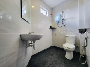Spacious Home in the Heart of Melaka for Families 10 pax, Chill & Relax at Extra Wide Balcony, COMFY HILL