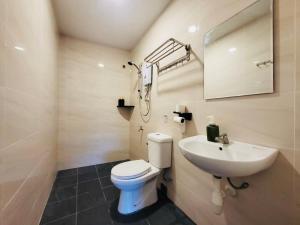 Spacious Home in the Heart of Melaka for Families 10 pax, Chill & Relax at Extra Wide Balcony, COMFY HILL
