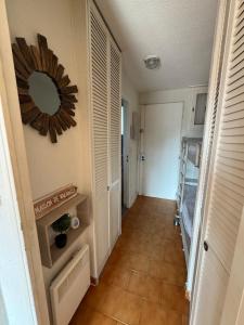 Studio vue mer panoramique, accès plage, piscine