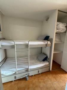 Studio vue mer panoramique, accès plage, piscine