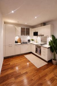 High-End Modern Two-Bedroom Apartment central