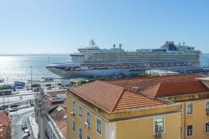 Alfama River View Top