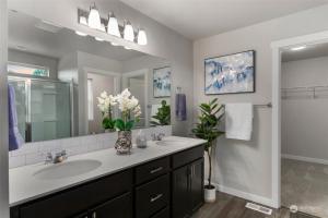 Inactive 19932 Stylish Spacious 5BR3BA Home in Spanaway