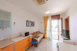 Beachfront colourful flat with swimming pool