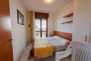 Beachfront colourful flat with swimming pool