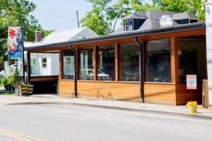 Elegant 4 King Belmont Retreat with 2 Living Rooms, Walk to Belmont and Vanderbilt, Near 12 South, Music Row & The Gulch, Large Dining Table, Smart TVs, Parking, 24 Hr Hospitality