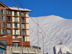 Balcony with Mountain View Steps from Ski Lift 50m