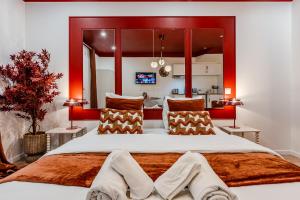 LÉcrin Rouge Escapade Romantique et Balnéo Privé