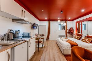 LÉcrin Rouge Escapade Romantique et Balnéo Privé