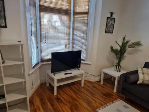 Ground Floor Maisonette Near St James St Overground Station