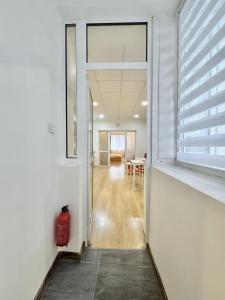 Top Centre 2BDR Apartment for 4 Guests next to Theater Tear and Laughter