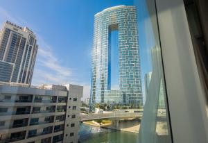 1BHK at Panoramic Tower, Marina with Sea and Canal View