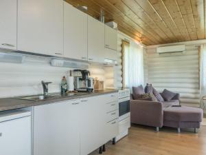 Holiday Home Aamunkoin rantatupa by Interhome
