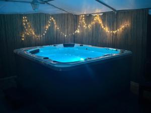 VILLA STRAVANATA - Large Pool, Car and Large Whirlpool Jacuzzi