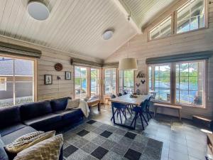 Holiday Home Aurinko-saaga 2 paritalo lasiterassihuon by Interhome