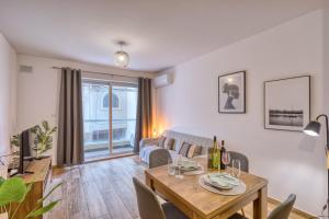 Modern and centrally located large one bedroom apartment KBON1-1