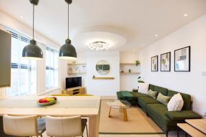 Aura - Elegant Retreat in Prime Leeds Location!