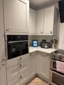 Luxury 4 Bed Home Sleeps 8 Cardiff Airport Parking