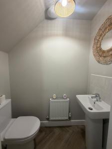 Luxury 4 Bed Home Sleeps 8 Cardiff Airport Parking