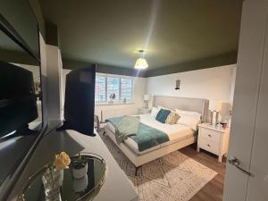 Luxury 4 Bed Home Sleeps 8 Cardiff Airport Parking