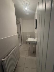 Luxury 4 Bed Home Sleeps 8 Cardiff Airport Parking