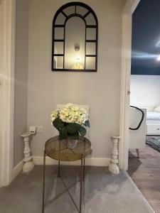 Luxury 4 Bed Home Sleeps 8 Cardiff Airport Parking