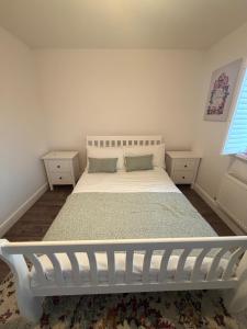 Luxury 4 Bed Home Sleeps 8 Cardiff Airport Parking