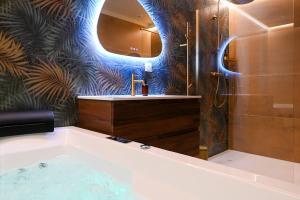 Loveroom Emeraude Spa Détente avec Balnéo Double & Sauna