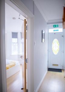 Modern, Spacious Home Ideal for Work Teams and Groups