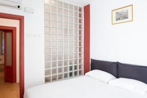 Characteristic one bedroom Apartment Columns of San Lorenzo