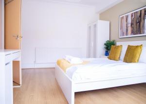 Modern, Spacious Home Ideal for Work Teams and Groups