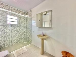 Casa com 3 quartos, 2 banheiros, 250 metros do mar