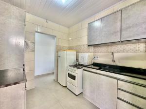 Casa com 3 quartos, 2 banheiros, 250 metros do mar