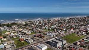 Casa com 3 quartos, 2 banheiros, 250 metros do mar