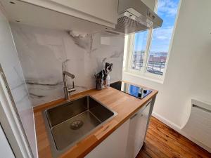 Suite Style Hôtel avec Balcon Vue Gare Netflix