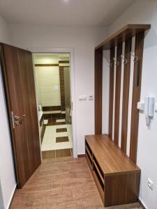 Free parking, Old Town cozy apart near train stat