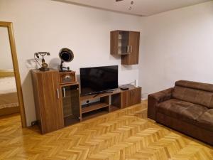 Free parking, Old Town cozy apart near train stat