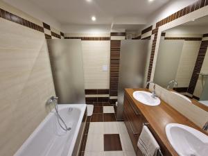 Free parking, Old Town cozy apart near train stat