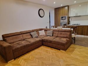 Free parking, Old Town cozy apart near train stat